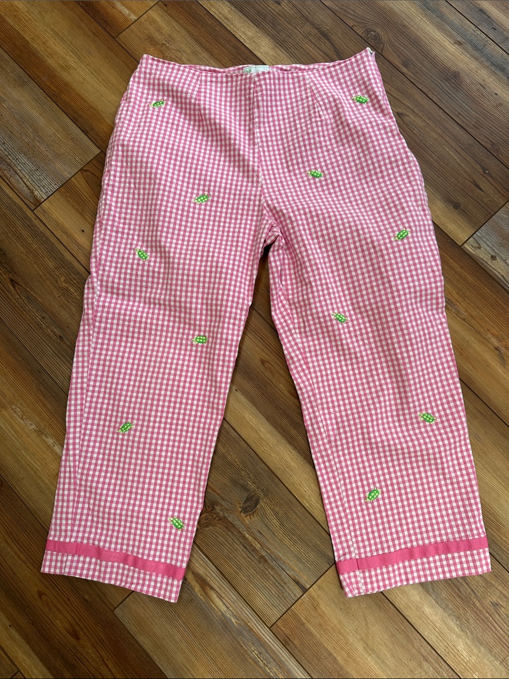 Bamboo Traders Pink Gingham Capris with Green Embroidered Turtles